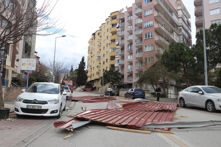 Denizlide çatı uçtu, 6 otomobil hasar gördü; o anlar kamerada