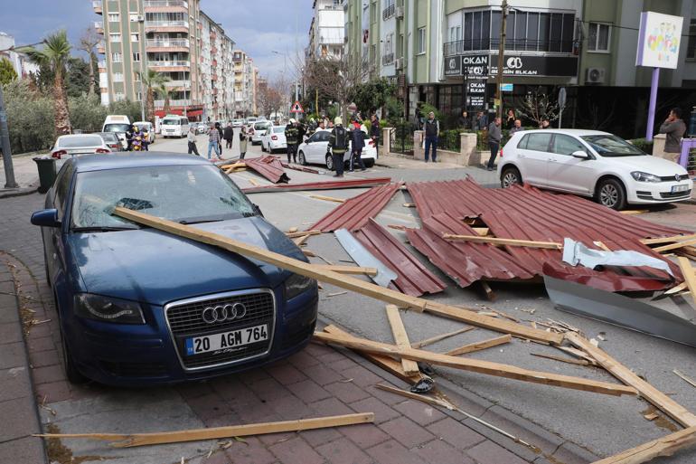 Denizlide çatı uçtu, 6 otomobil hasar gördü; o anlar kamerada