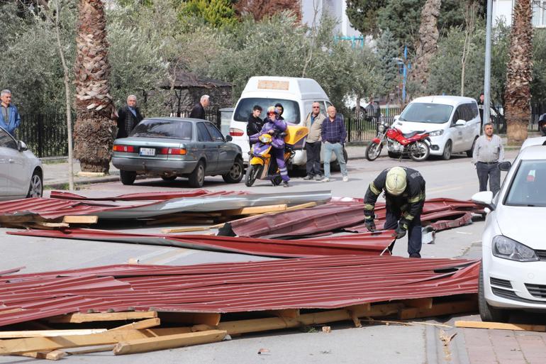 Denizlide çatı uçtu, 6 otomobil hasar gördü; o anlar kamerada