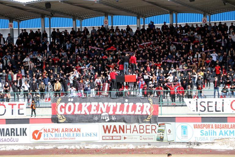 Depremzede çocuklar ve aileleri, Vanspor - İskenderunspor maçını tribünden izledi
