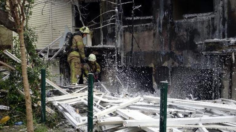 Avcılarda boşaltılan binanın dış cephesi ve sökülen PVC pencereler yandı