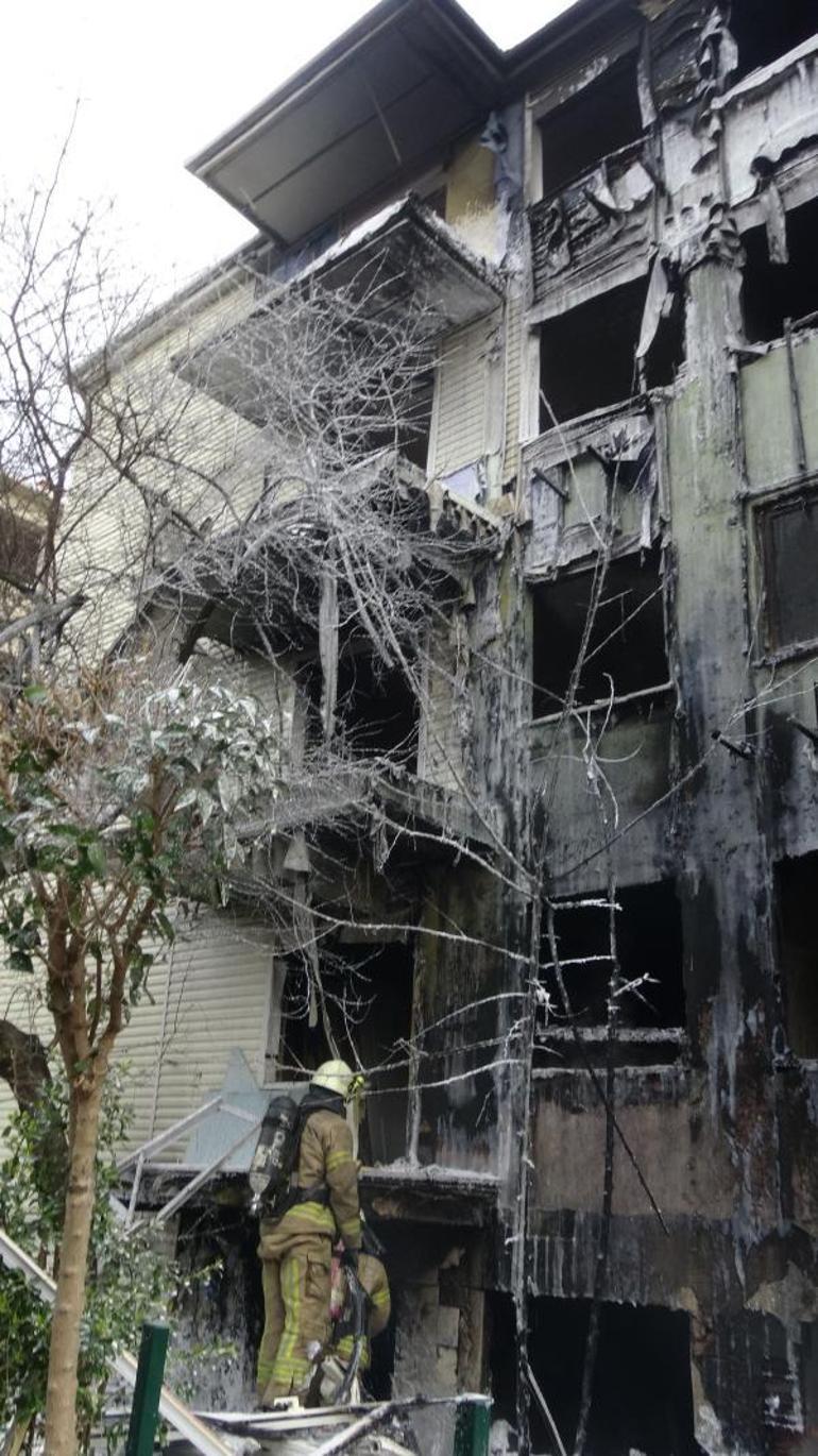 Avcılarda boşaltılan binanın dış cephesi ve sökülen PVC pencereler yandı