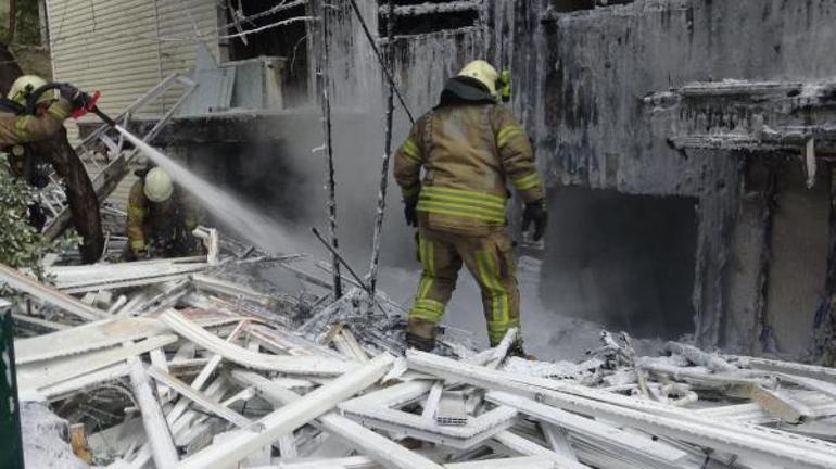 Avcılarda boşaltılan binanın dış cephesi ve sökülen PVC pencereler yandı