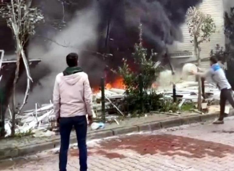 Avcılarda boşaltılan binanın dış cephesi ve sökülen PVC pencereler yandı