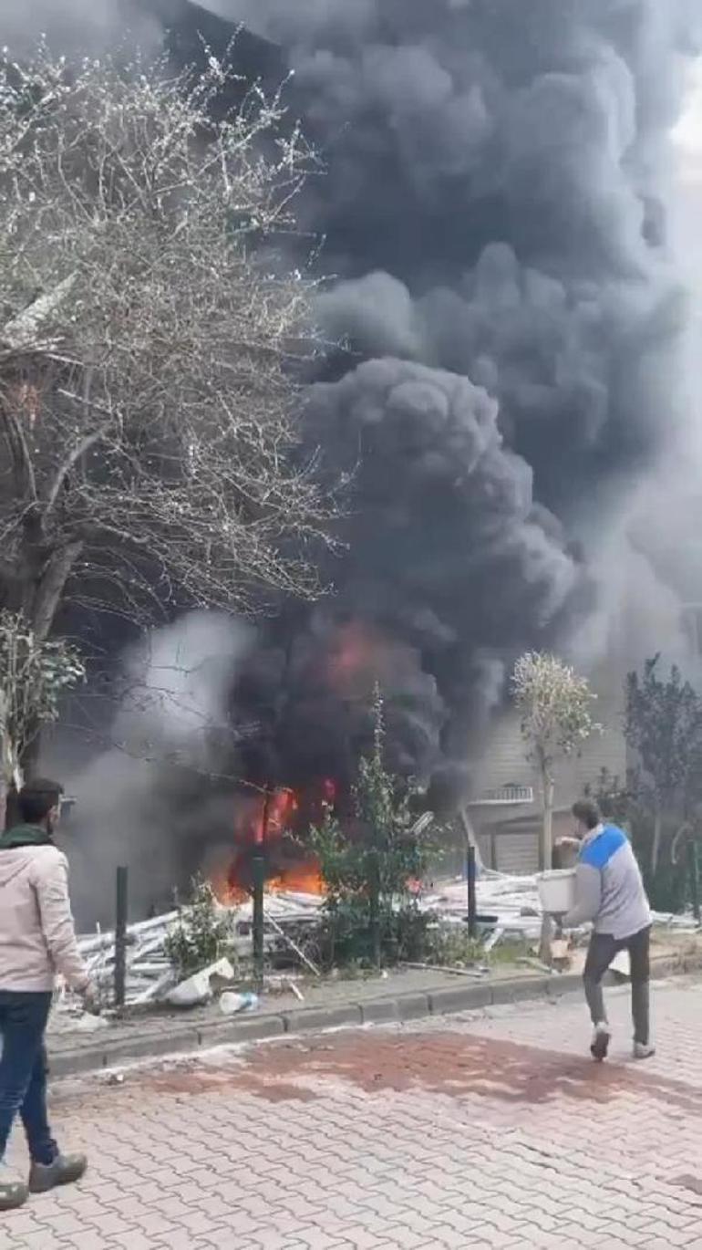 Avcılarda boşaltılan binanın dış cephesi ve sökülen PVC pencereler yandı