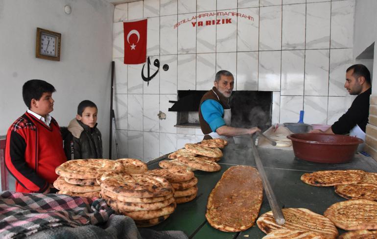Köydeki kapalı fırın, depremzede ailenin ekmek kapısı oldu