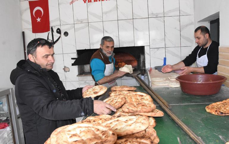 Köydeki kapalı fırın, depremzede ailenin ekmek kapısı oldu