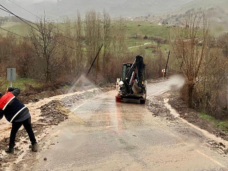 Munzur Çayı’nın taşmasıyla kapanan Tunceli- Ovacık yolu açıldı