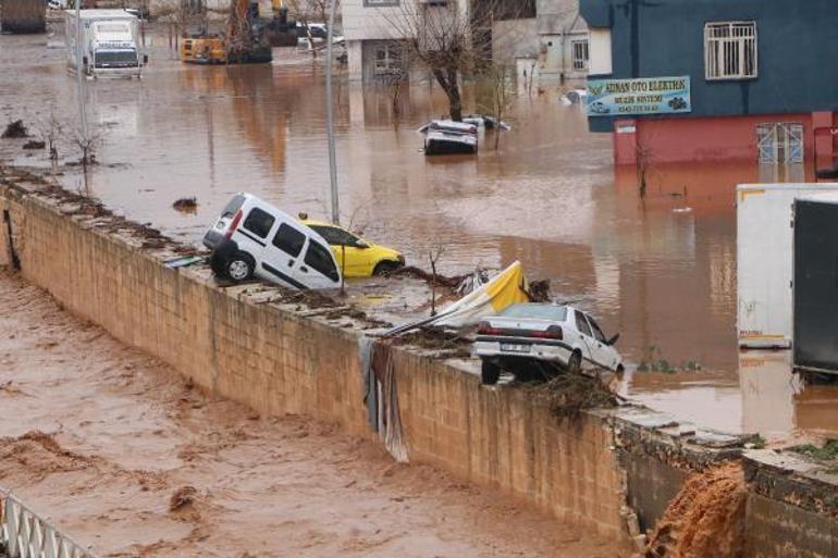 Şanlıurfadaki sel felaketinde ölü sayısı 15 oldu; çamur temizleniyor