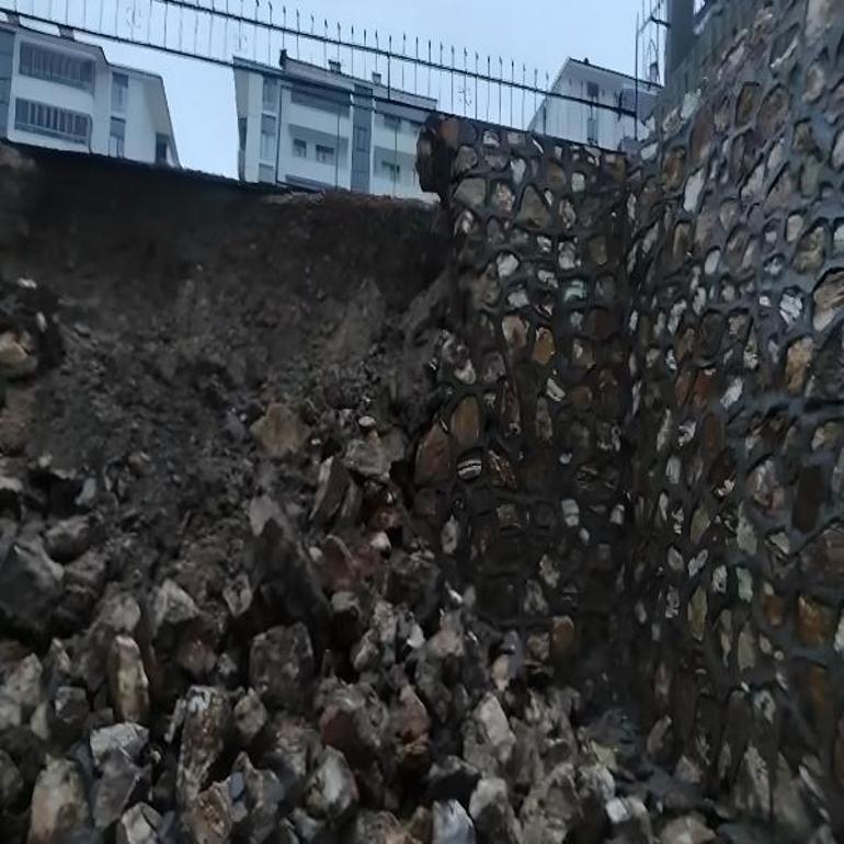 Elazığda yağış sonrası istinat duvarı çöktü