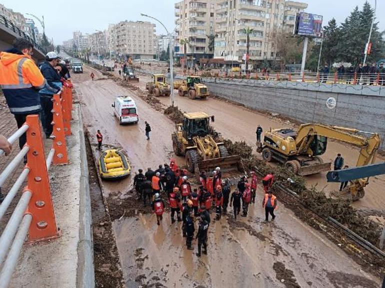 Şanlıurfadaki sel felaketinde ölü sayısı 15 oldu; çamur temizleniyor