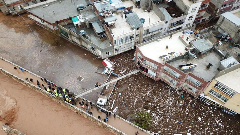 Şanlıurfadaki sel felaketinde ölü sayısı 15 oldu; çamur temizleniyor