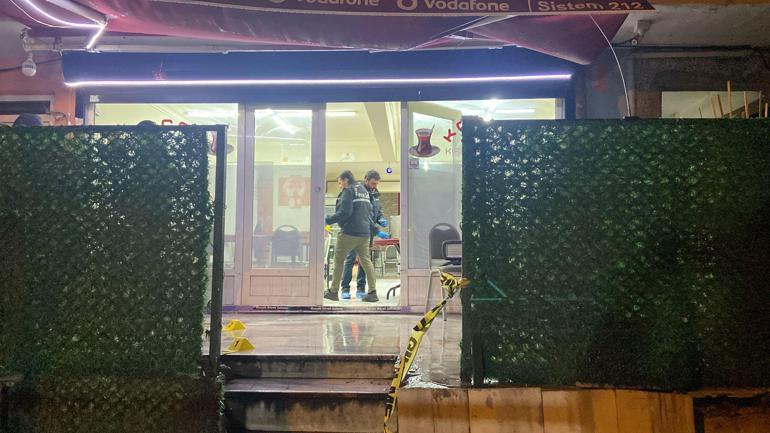 Küçükçekmecede müşteri, tartıştığı kıraathane sahibini başından silahla vurarak, ağır yaraladı