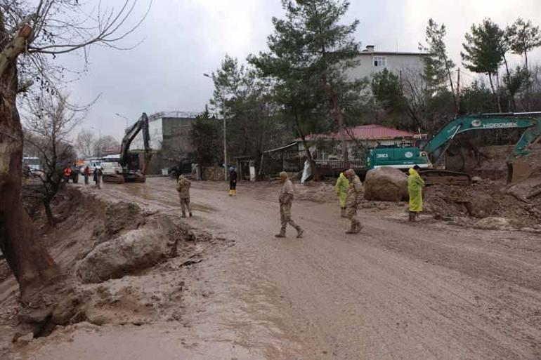 Adıyamanda, sel sularına kapılan anne ve kızı aranıyor