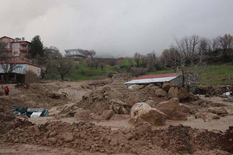 Adıyamanda, sel sularına kapılan anne ve kızı aranıyor