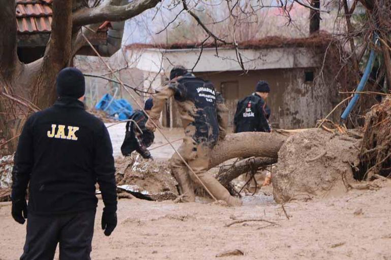 Adıyamanda, sel sularına kapılan anne ve kızı aranıyor