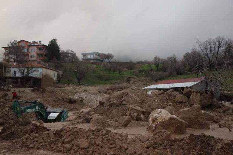 Adıyamanda, sel sularına kapılan anne ve kızı aranıyor