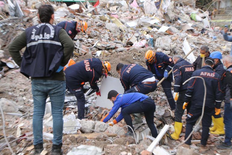 Kayıp olarak aranıyordu, enkaz altında kalan otomobilinde cesedi bulundu