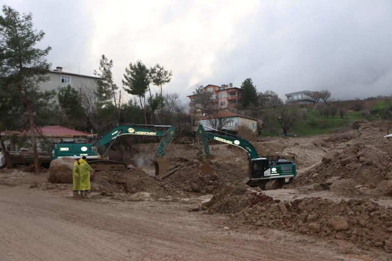 Adıyamanda sele kapılan hamile kadın ve bebeği aranıyor