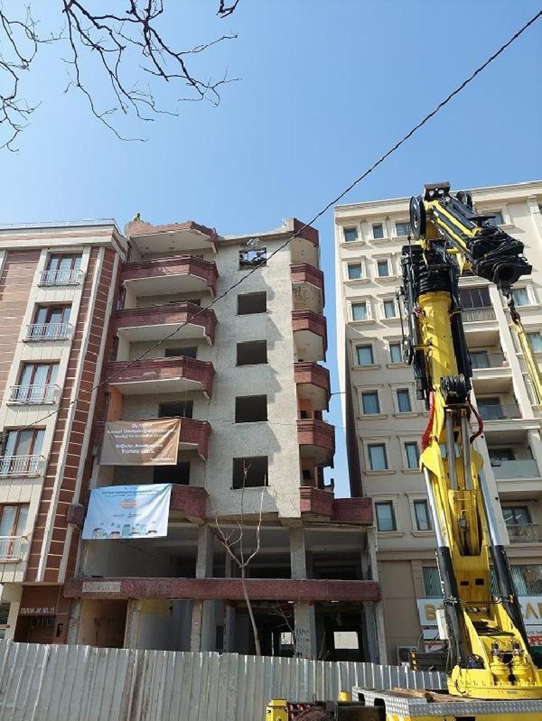 Sosyal medyada çok konuşulan Bağcılar’daki binanın yıkımına başlandı