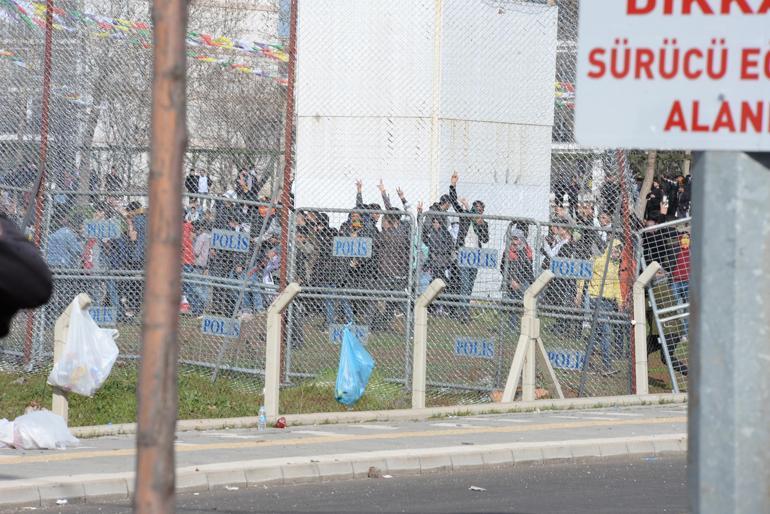 Diyarbakırda nevruz kutlamasında olay; 5 polis yaralandı, 19 gözaltı