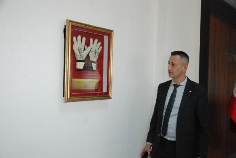 Trabzonspor kalecisi Uğurcan Çakır’ın eldivenleri sergileniyor