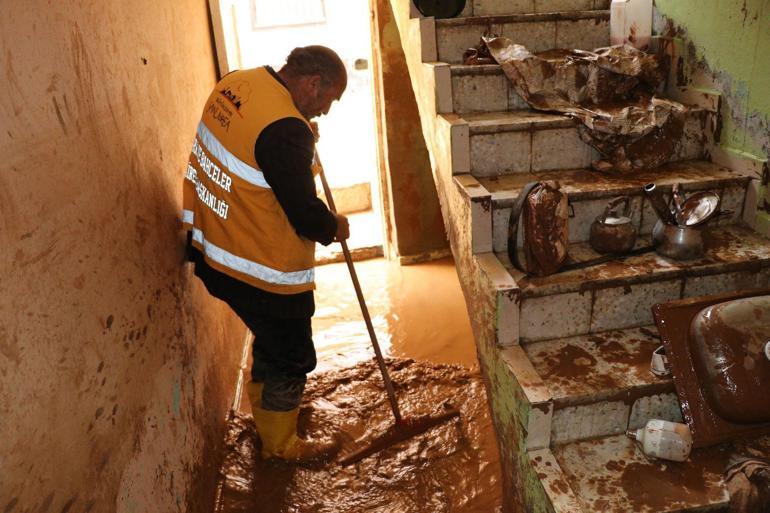 Şanlıurfa’da 2 mahallede sel temizliği devam ediyor, kayıp TIR sürücüsü aranıyor