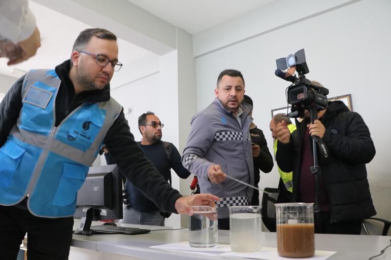 Şanlıurfa’da 2 mahallede sel temizliği devam ediyor, kayıp TIR sürücüsü aranıyor