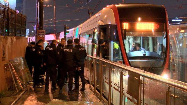 Tramvay ile peron arasına yolcu sıkıştı, seferler durdu