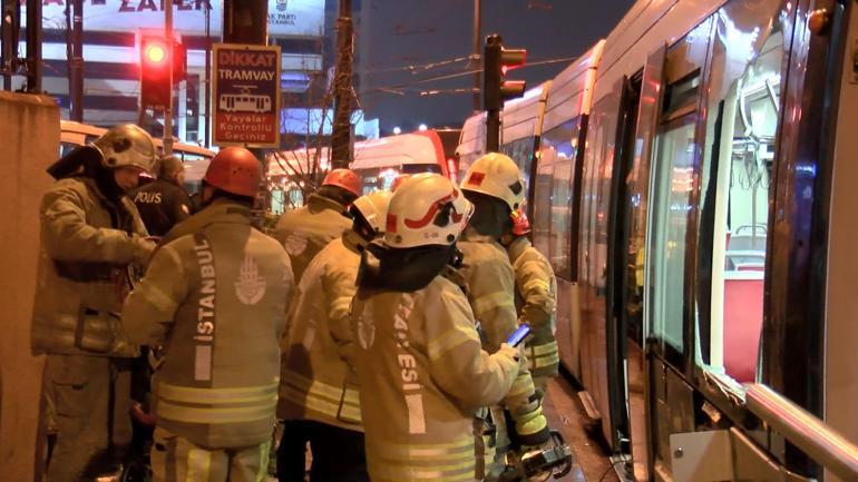 Tramvay ile peron arasına yolcu sıkıştı, seferler durdu