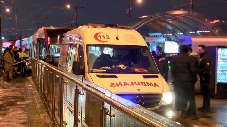 Tramvay ile peron arasına yolcu sıkıştı, seferler durdu