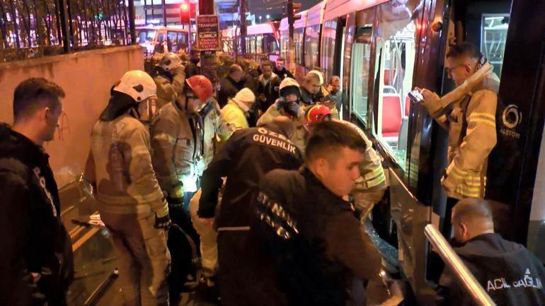 Tramvay ile peron arasına yolcu sıkıştı, seferler durdu