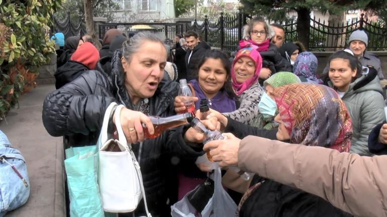 İlk iftar için saatler öncesinden Oruç Baba Türbesine geldiler