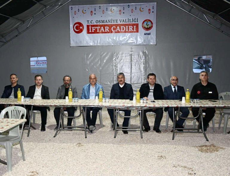 Osmaniyedeki depremzedeler, ilk iftarlarını çadırda yaptı