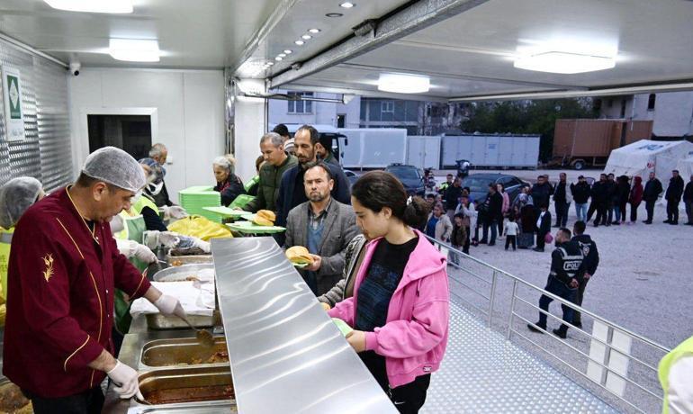 Osmaniyedeki depremzedeler, ilk iftarlarını çadırda yaptı