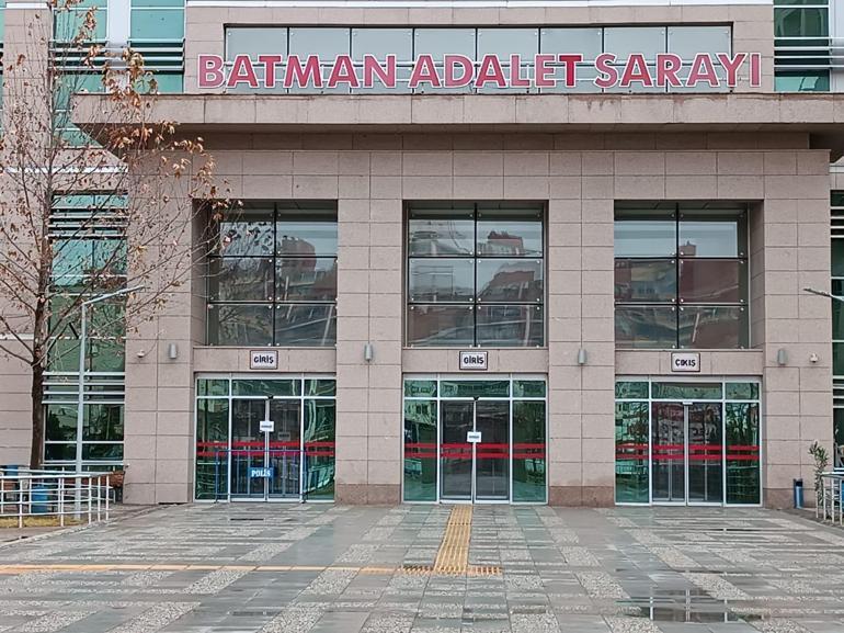 Batmanda adliye önünde kavga kamerada