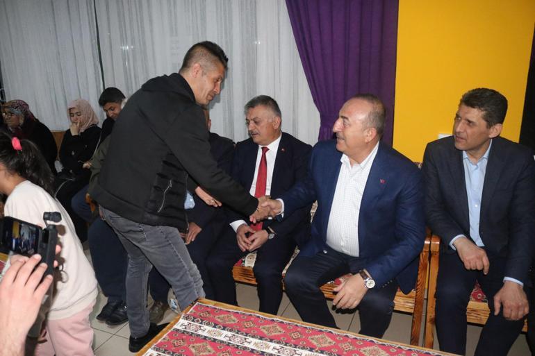 Bakan Çavuşoğlu, iftarını Antalyada depremzedelerle birlikte yaptı