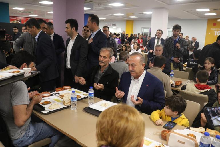 Bakan Çavuşoğlu, iftarını Antalyada depremzedelerle birlikte yaptı