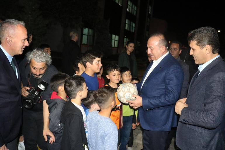 Bakan Çavuşoğlu, iftarını Antalyada depremzedelerle birlikte yaptı