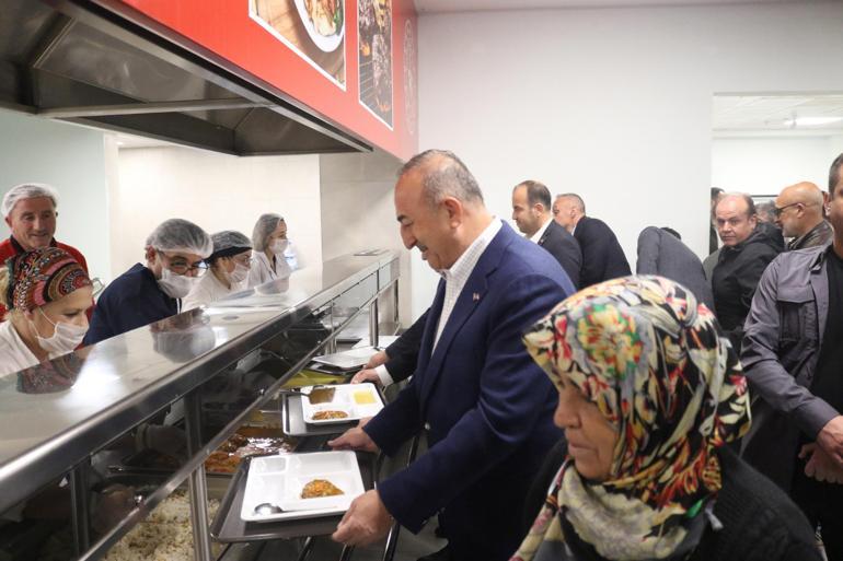 Bakan Çavuşoğlu, iftarını Antalyada depremzedelerle birlikte yaptı