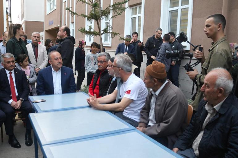 Bakan Çavuşoğlu, iftarını Antalyada depremzedelerle birlikte yaptı