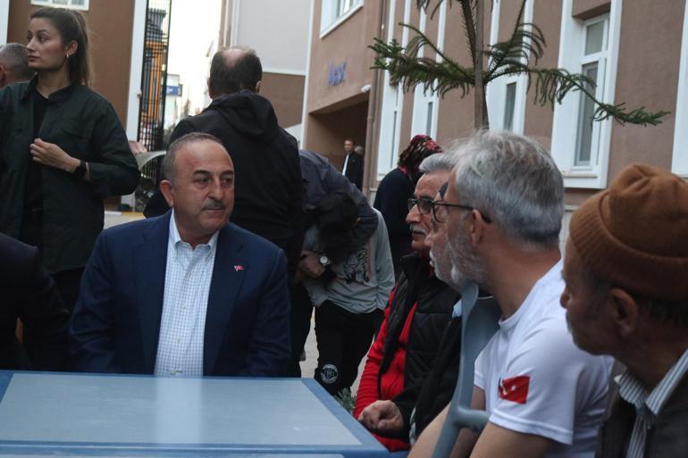 Bakan Çavuşoğlu, iftarını Antalyada depremzedelerle birlikte yaptı