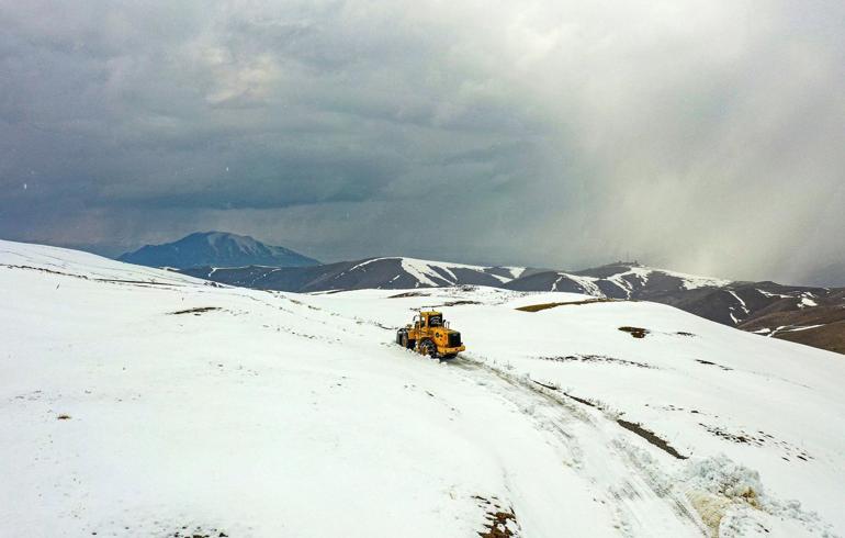 İran sınırında 3 metreyi bulan karla mücadele sürüyor