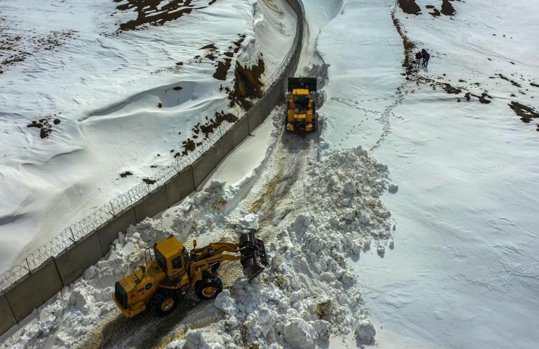 İran sınırında 3 metreyi bulan karla mücadele sürüyor
