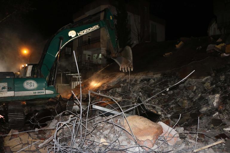 Adıyamanda, ağır hasarlı 4 katlı bina çöktü