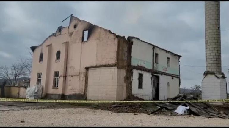 Depremde hasar aldığı için ibadete kapatılan tarihi cami yandı