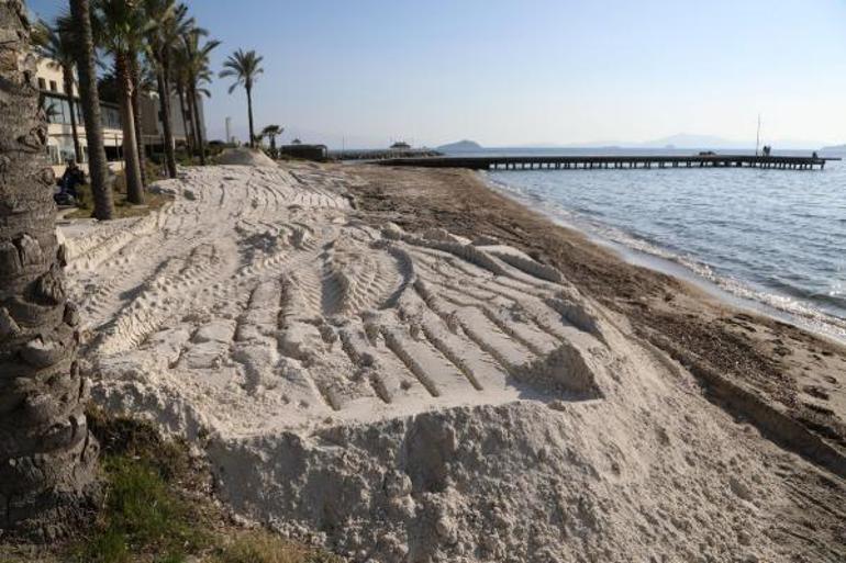 Bodrumda sahile dökülen beyaz kum belediye ekipleri tarafından kaldırıldı