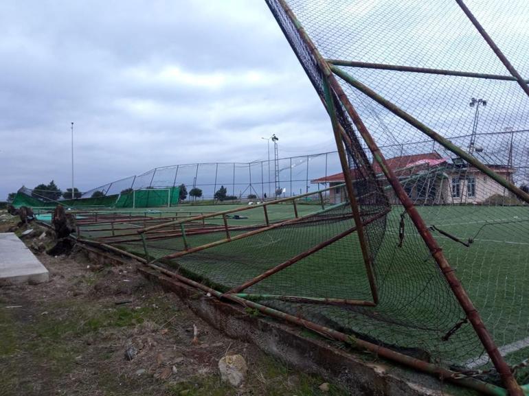 Doğu Karadeniz’de fırtına etkisi; çatı uçtu, ağaç devrildi