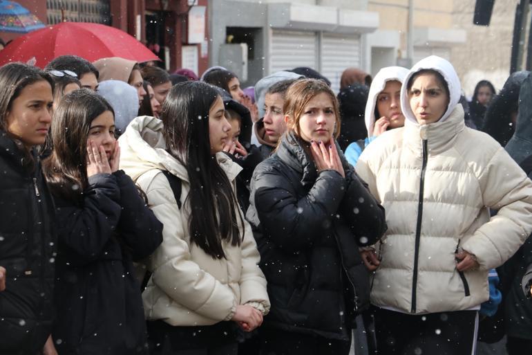 Tramvay yoluna giren kamyonetin çarptığı liseli hayatını kaybetti