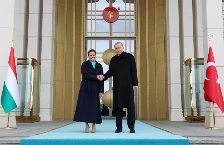 Erdoğan, Macaristan Cumhurbaşkanı Novakı resmi törenle karşıladı
